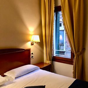 Camera con letto king size